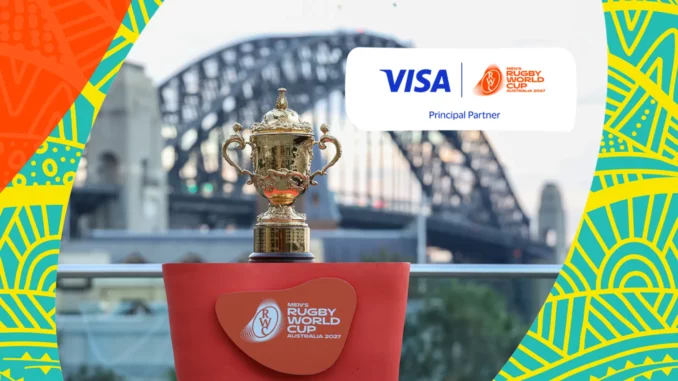 Trophée de la Coupe du monde de rugby devant le Harbour Bridge de Sydney, avec les logos Visa et Australie 2027.