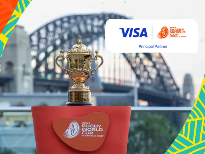 Trophée de la Coupe du monde de rugby devant le Harbour Bridge de Sydney, avec les logos Visa et Australie 2027.