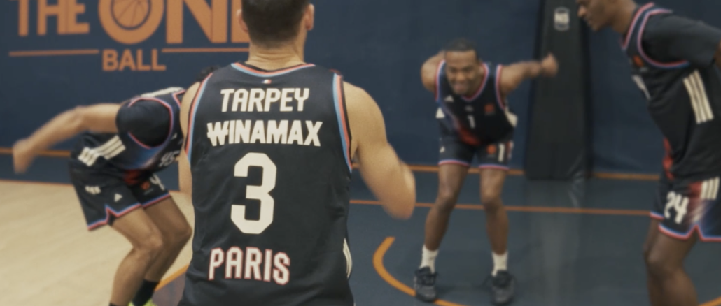 Joueur du Paris Basketball portant le logo Winamax dans le dos du maillot d'EuroLeague