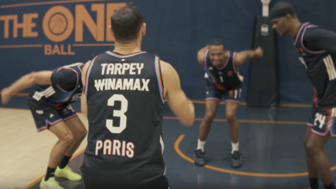 Joueur du Paris Basketball portant le logo Winamax dans le dos du maillot d'EuroLeague