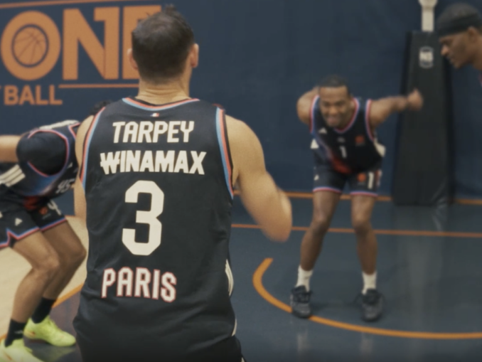 Joueur du Paris Basketball portant le logo Winamax dans le dos du maillot d'EuroLeague