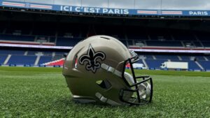 Visuel du partenariat entre les New Orleans Saints et le Paris Saint-Germain, autour d’un casque des Saints, avant le NFL Paris Game