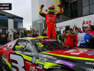 Paul Jouffreau, bras levés sur le toit de sa Ford Mustang n° 3, célèbre sa victoire à Zolder devant le public.