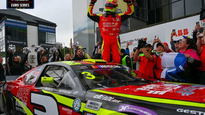 Paul Jouffreau, bras levés sur le toit de sa Ford Mustang n° 3, célèbre sa victoire à Zolder devant le public.