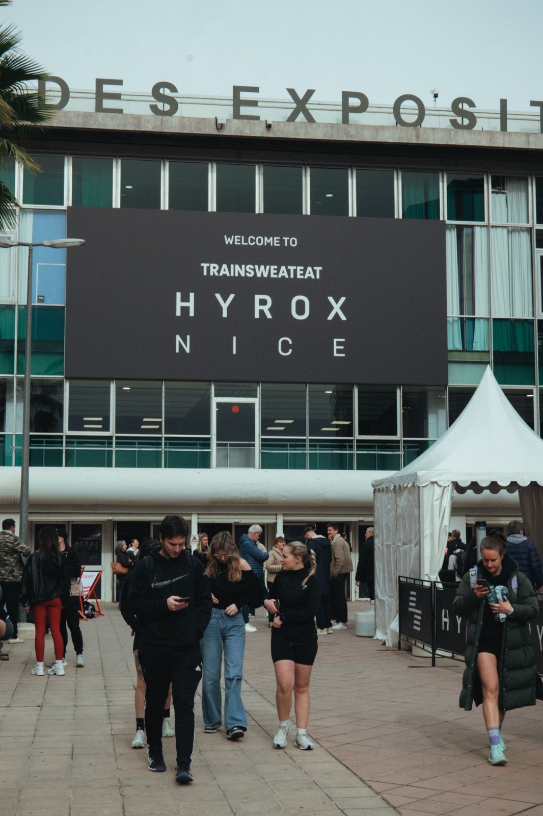 Façade du Palais des expositions de Nice avec le panneau Trainsweateat HYROX Nice