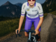 Coureuse portant le maillot blanc Sanofi du Tour de France Femmes avec Zwift