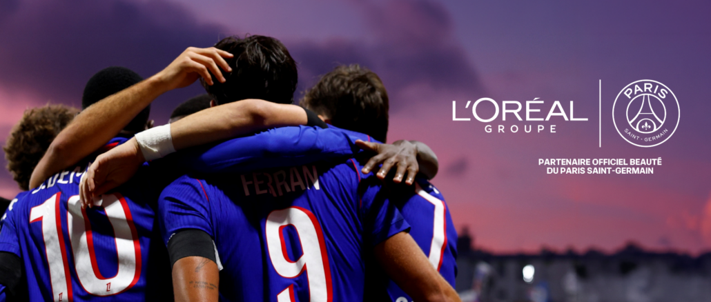 Joueurs du Paris Saint-Germain de dos, enlacés, sous la signature « La beauté du collectif » du partenariat L'Oréal PSG