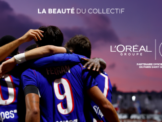 Joueurs du Paris Saint-Germain de dos, enlacés, sous la signature « La beauté du collectif » du partenariat L'Oréal PSG