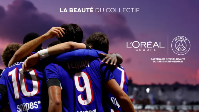 Joueurs du Paris Saint-Germain de dos, enlacés, sous la signature « La beauté du collectif » du partenariat L'Oréal PSG