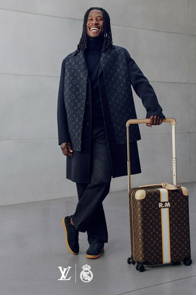 Joueur du Real Madrid appuyé sur une valise Louis Vuitton Monogram marquée des initiales RM