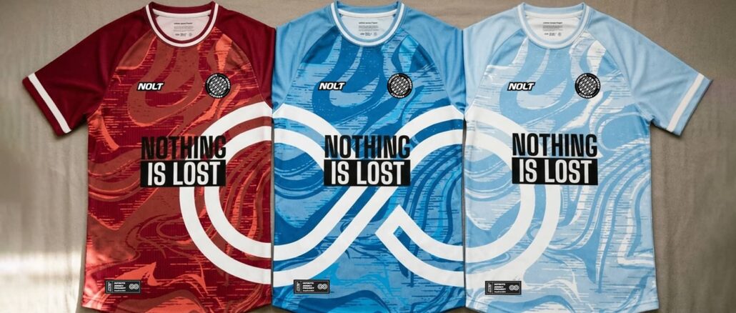 Trois Maillots Infinis de NOLT, rouge, bleu et bleu ciel, reliés par un symbole infini blanc et le slogan Nothing is lost