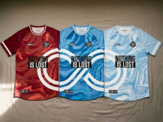 Trois Maillots Infinis de NOLT, rouge, bleu et bleu ciel, reliés par un symbole infini blanc et le slogan Nothing is lost