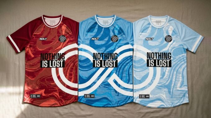 Trois Maillots Infinis de NOLT, rouge, bleu et bleu ciel, reliés par un symbole infini blanc et le slogan Nothing is lost