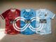 Trois Maillots Infinis de NOLT, rouge, bleu et bleu ciel, reliés par un symbole infini blanc et le slogan Nothing is lost