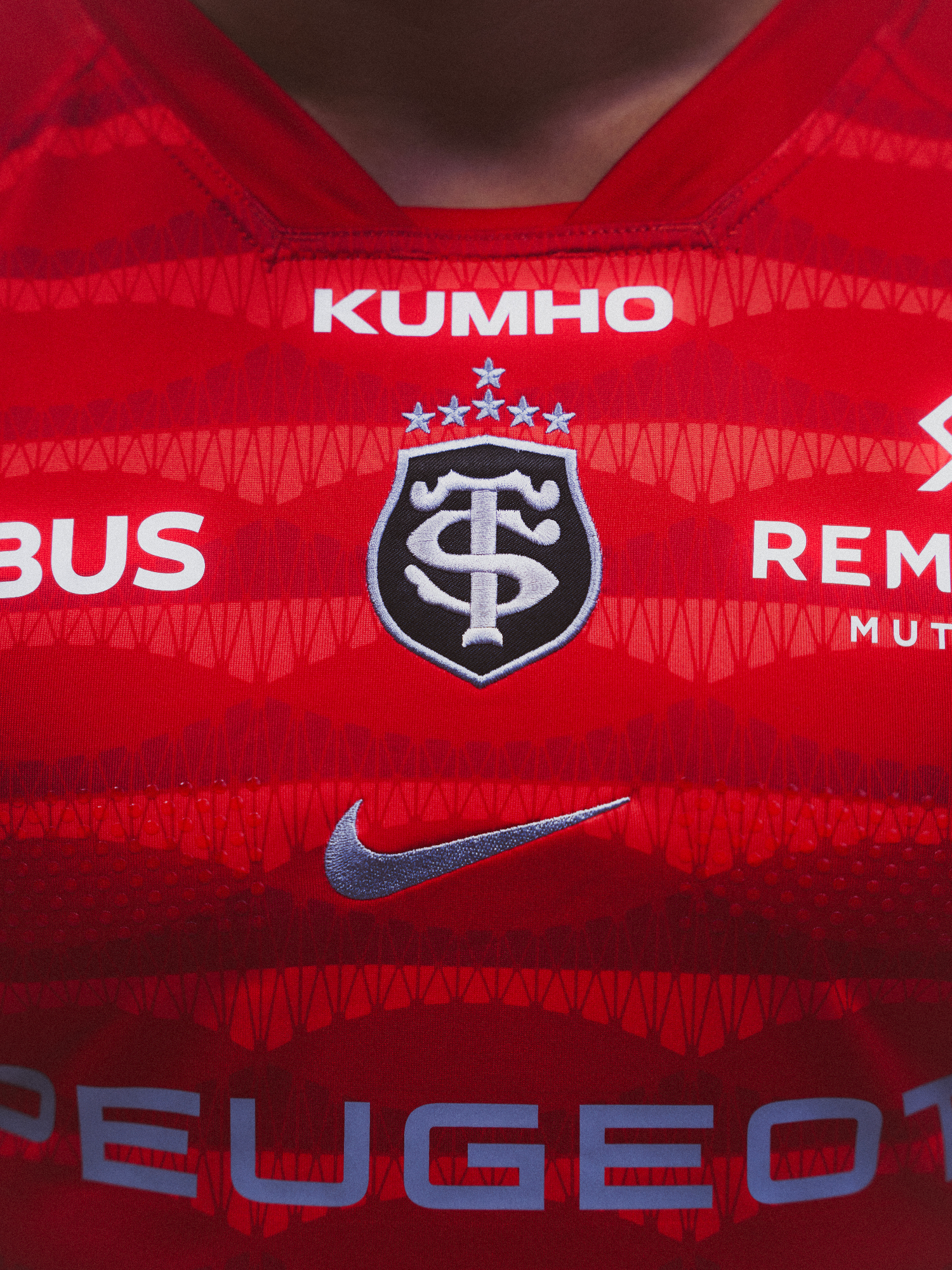 Gros plan du maillot third du Stade Toulousain, motif inspiré du reflet du pont Saint-Pierre et blason gris métallisé