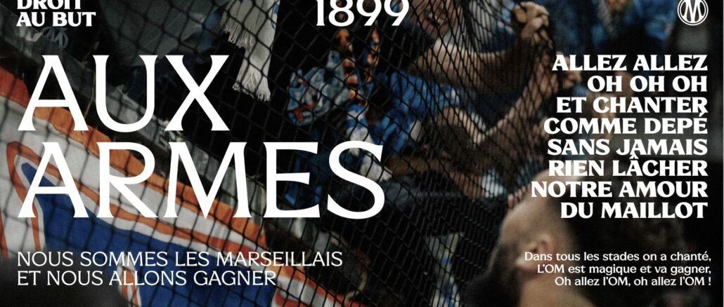 Supporters de l'Olympique de Marseille derrière un filet, avec les chants du Vélodrome composés dans la nouvelle typographie du club