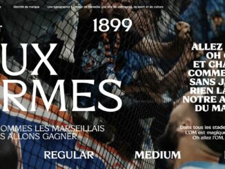 Supporters de l'Olympique de Marseille derrière un filet, avec les chants du Vélodrome composés dans la nouvelle typographie du club
