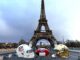 Casques de la NFL et des New Orleans Saints et ballon du NFL Paris Game devant la tour Eiffel