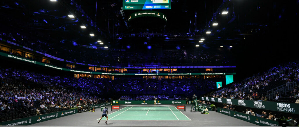 Court central du Rolex Paris Masters à la Plenitude Arena de Nanterre, avec l'horloge et la signalétique Rolex