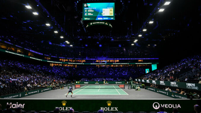 Court central du Rolex Paris Masters à la Plenitude Arena de Nanterre, avec l'horloge et la signalétique Rolex