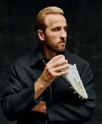Harry Kane tenant la paire de chaussures de football Skechers SKX_2 blanc et or créée pour son Ballon d'Or 2026