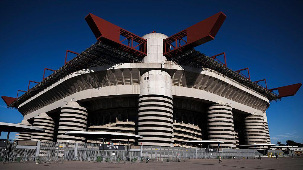 Vue extérieure du stade San Siro de Milan et de ses tours d'accès en spirale